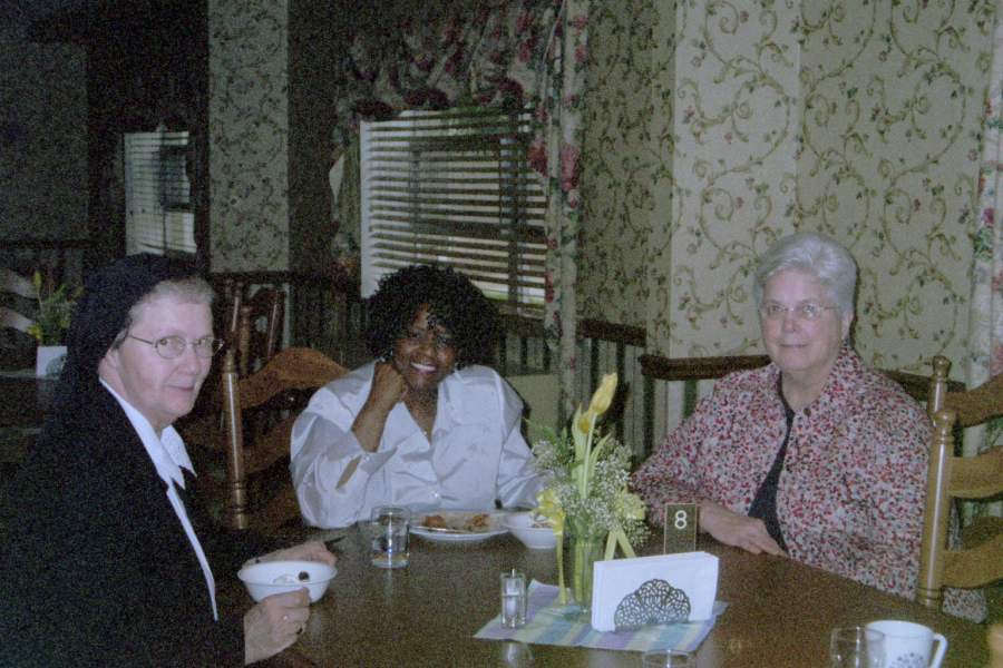 Marilyn with sisters2